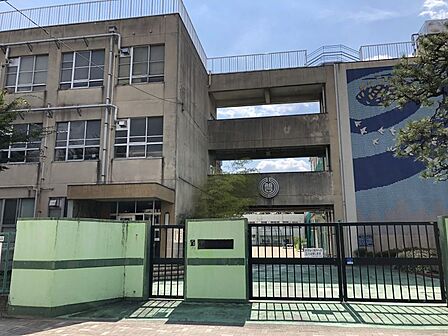 豊田小学校まで　426m　徒歩約6分●教育目標「豊田小学校の児童としての誇りをもち、情操豊かな人間性、たくましい体力、たしかな知識とねばり強い実践力をもつ児童を育成する。」