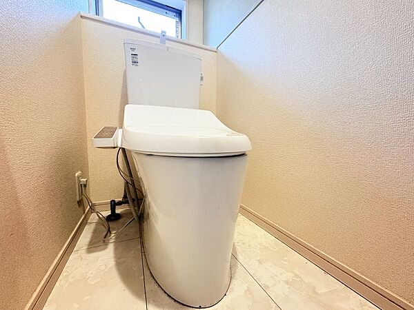 温水洗浄便座のおトイレです！窓もあり換気ができるのもうれしいポイントです！