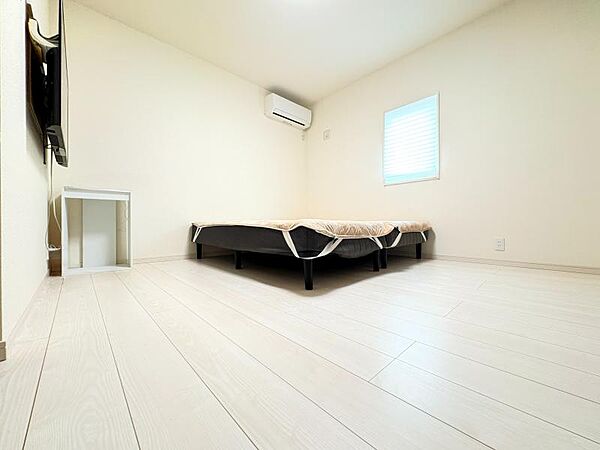 ベッドを置いても広さ十分！インテリアプランが考えやすいお部屋です♪