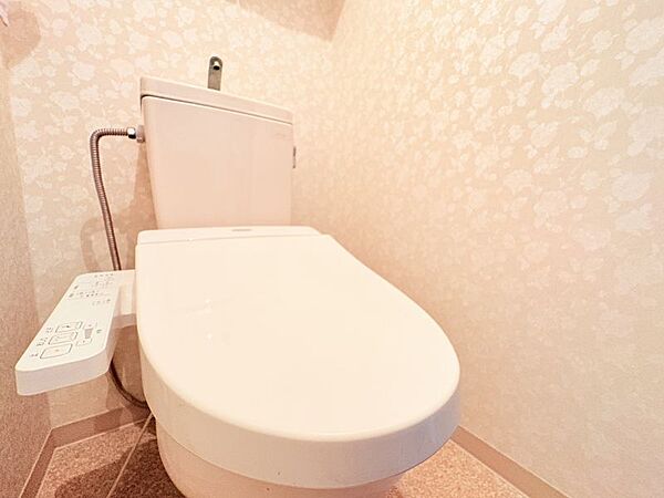トイレには快適な温水洗浄便座付き！