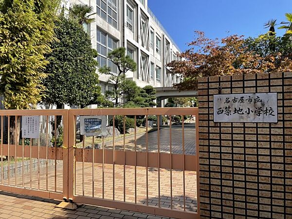 西築地小学校まで　909m　徒歩約12分●校訓「明るく、強く、正しく」感謝寛容の気持ちと家庭・地域との連携を大切にした一人一人に寄り添った教育活動を目指しているそうです。