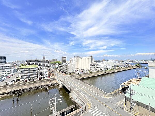 青空と水辺を望む、開放感のある眺望が魅力です！