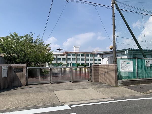 東港中学校まで　1500m　徒歩約19分●「響く心実る力」認め合う心と豊かな表現力の育成を目標。近年部活は特に吹奏楽部が有名で大会で入賞しているそうです。
