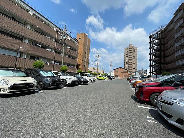 駐車場空き状況に関しましては担当までお問い合わせくださいませ！