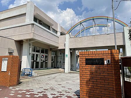 成章小学校まで 385m 徒歩約5分●「明るく健康な子 強く生きる子 心の豊かな子 自ら考える子」 子ども一人ひとりが生き生きと活動できる明るく楽しい学校づくりを目指している。