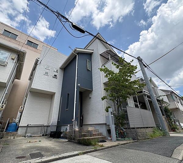 駐車1台分を備えており、マイカーをお持ちのご家庭にも暮らしやすい住まいです♪