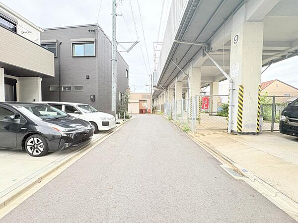 周辺は落ち着いた住環境の閑静な住宅街！車通りも少なく駐車もしやすく安心です♪