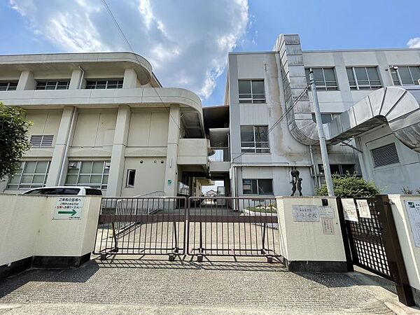 小碓小学校　徒歩約2分　126ｍ　校訓「元気に一心に希望をもって」何事にも一生懸命に取り組むみんな笑顔があふれる心優しい学校