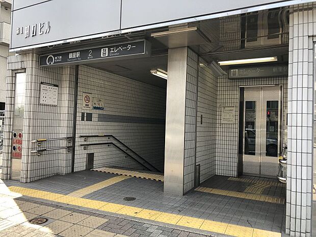 地下鉄桜通線「鶴里」駅まで徒歩約11分　(約900ｍ)　乗車後、「久屋大通」駅まで約20分、「名古屋」駅まで約25分です。お出かけや通勤・通学にも便利な駅です。