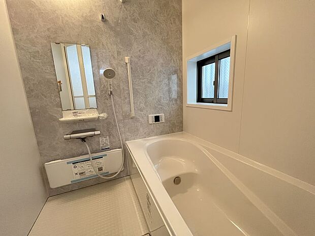 【浴室】大理石調の高級感のある壁は落ち着いた空間を演出してくれます。小窓があり換気に便利です。