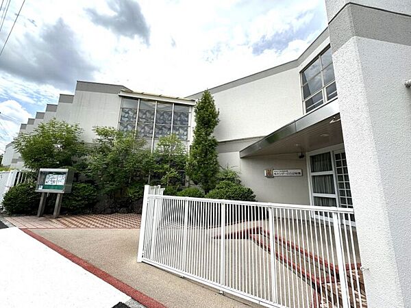 旭キンダーの丘幼稚園　徒歩約7分　550m　幼稚園における教育や集団活動が、ひとりひとりの個性をのばし、確かな人格形成につながることを目標としています。