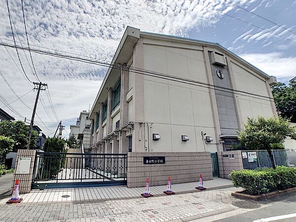 春日野小学校まで　764m　徒歩約10分　教育目標「自分に自信を持ち、互いを認め合う児童の育成」　野球部、サッカー部、バスケットボール部、ソフトボール部などがあります