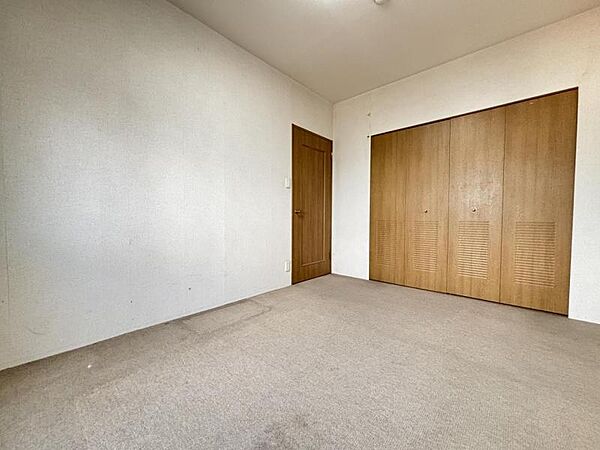 収納スペースが各居室にあり荷物の整理がしやすい設計です。