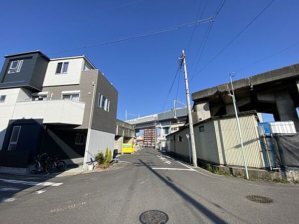 名鉄常滑線「道徳」駅徒歩約8分、名古屋市交通局バス「豊二丁目」停徒歩約3分の立地です！