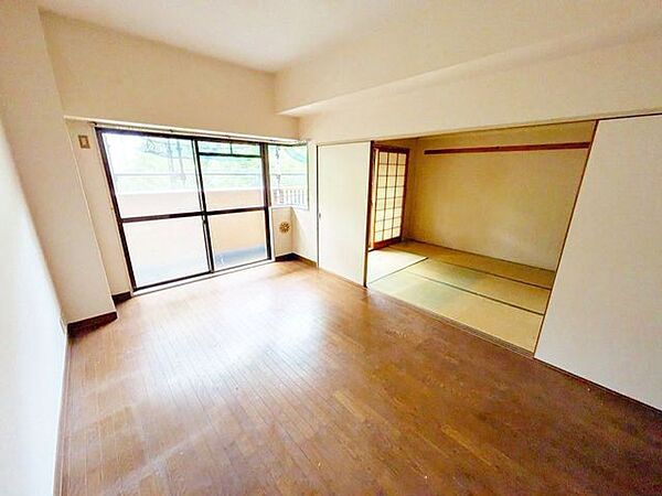 隣接するお部屋との一体利用も可能。用途に合わせて仕切りを開放できます。