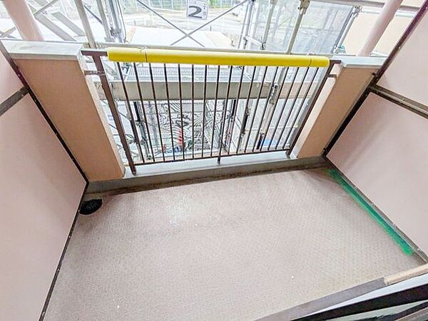 洋室バルコニーは周辺の静かな住宅街の雰囲気を感じ取ることができます。