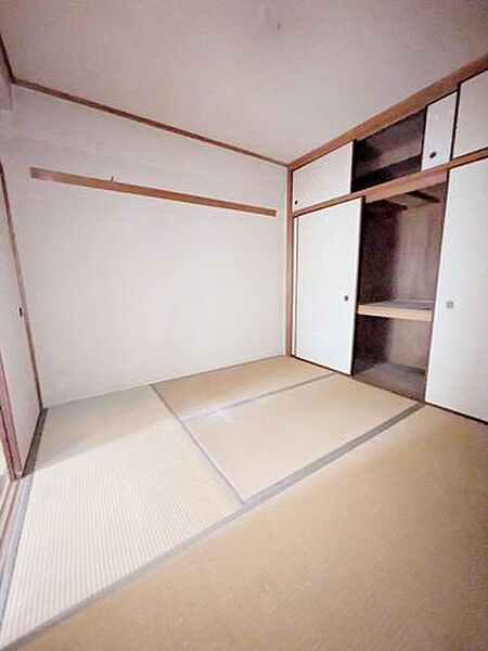 リビングとフラットに繋がる使いやすい配置。客間や子育てスペースとして活躍。