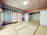 和室：（和室8畳）広々とした空間です。
