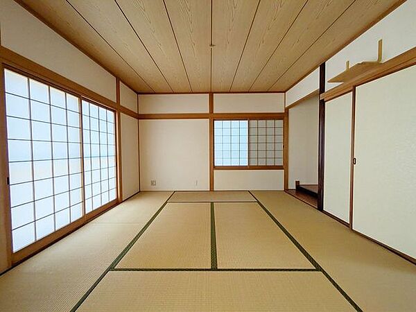 1階和室（8畳）全面クロス貼替予定です。