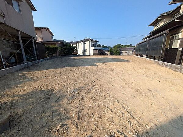 奥行きと幅をしっかり確保した敷地空間。平屋の配置はもちろん、並列で複数台置ける駐車場やお子様の遊び場となるお庭スペースなど、ご家族の理想を形にしやすい形状です。