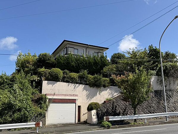 前面道路を含む現地写真。高台ならではの開放感を感じられる立地です。