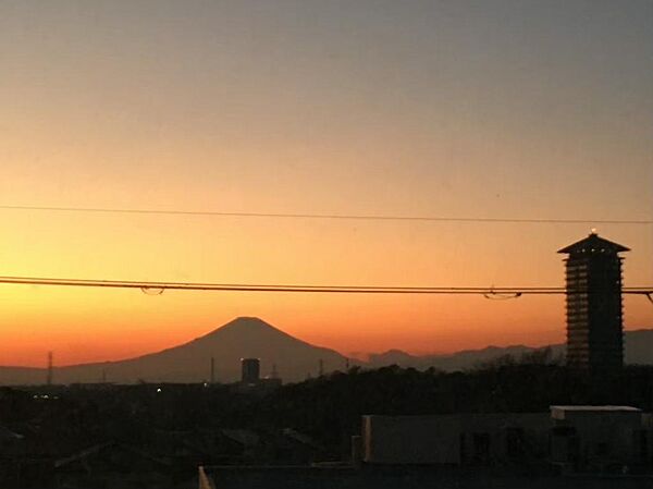 現地から望む夕景。富士山を背景に美しい景色を楽しめます。