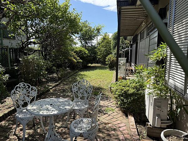 現地敷地内の様子。緑豊かで落ち着きのある住環境です。」