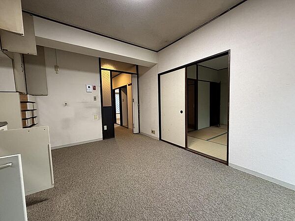 明るい色合いでまとめられた、居心地の良いリビングです。
