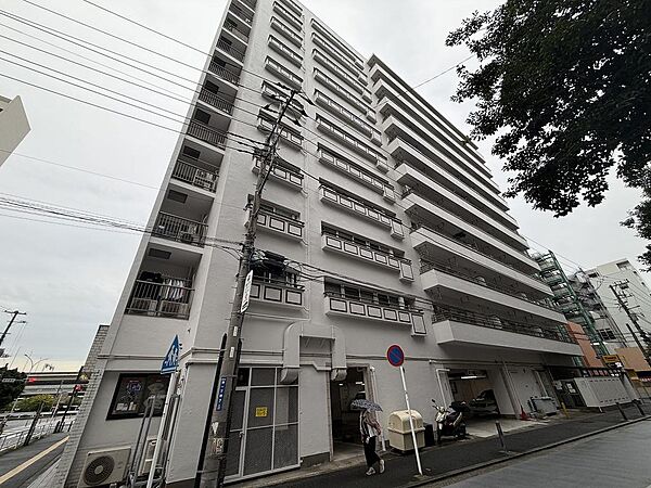 駅近でありながら落ち着いた住環境。存在感のある外観です。
