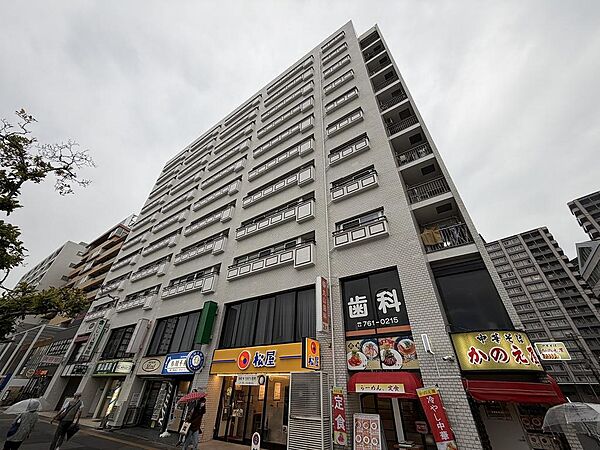 駅近でありながら落ち着いた住環境。存在感のある外観です。