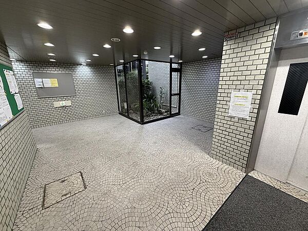 共用部もきれいに管理されており、安心感のあるエントランスです。