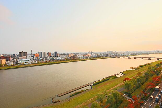 素敵な眺望です。雄大な信濃川が一望できます。時の流れと共に装いを変える街の景観を独り占め〜この街ならではの美しい風景を心ゆくまで享受してください。