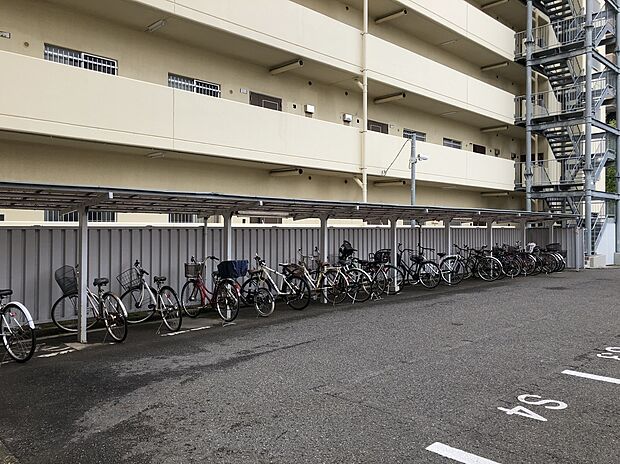 近隣商業施設が充実しているので、小回りの利く自転車が大活躍します。