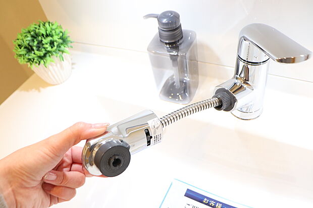 洗面所の水栓はノズルが伸び、洗面台で洗髪も出来ます。朝の身支度に便利です。