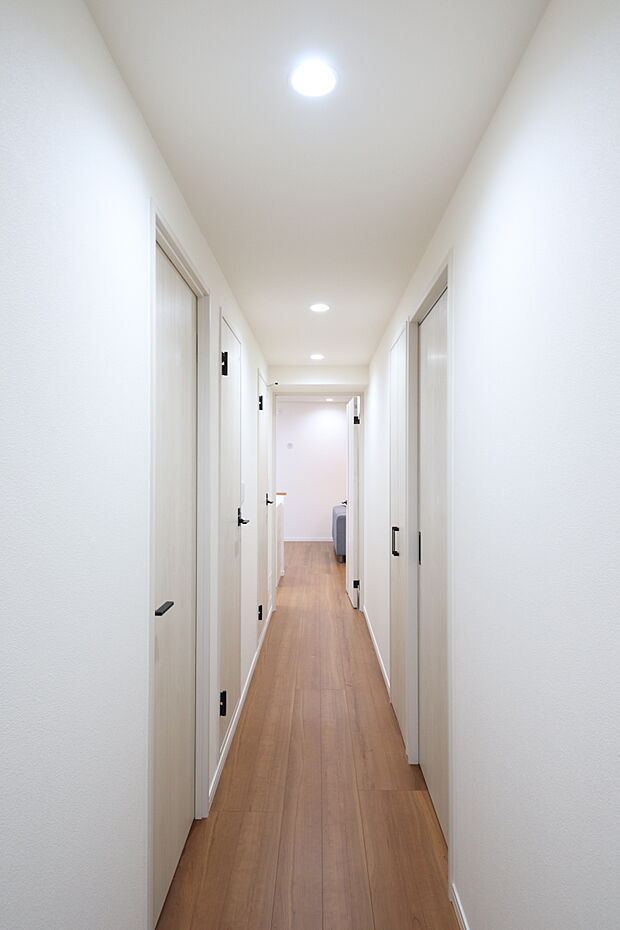 リビングへとつながる廊下です。シンプルな建具でそろえており、広さを感じられます。