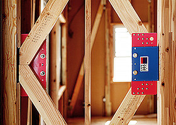 木造住宅は地震を繰り返し受けると、耐震性能が弱まっていきます。そこで重要なのが揺れを軽減する制振装置です。これには高層ビルの制振装置に使われる素材を仕様しており、大切な家を地震から守ってくれます。