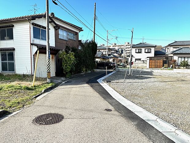 南西側前面道路 協定道路を含めると約12.62mになる予定です。