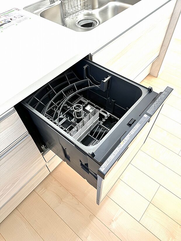 食洗機は噴水のように水を噴射して食器類の汚れをムラなく洗い流します。家事が軽減されるだけでなく水道代や光熱費の節約にも貢献します。