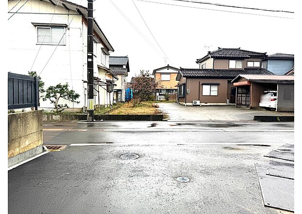 南東向き前面道路は約5ｍです。 ご内覧際にご自身のお車の駐車を試してみてはいかがでしょうか。