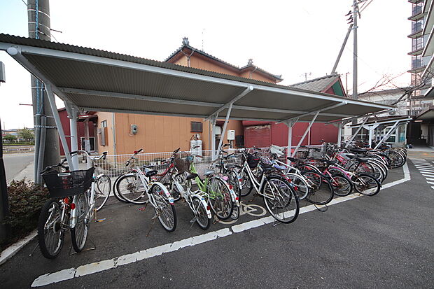 駐輪場には屋根がついています。買い物用やお子様の通学用などの自転車の置き場に困りません。
