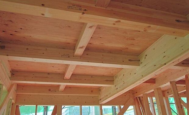 構造用面材を土台と梁に直接留めつける工法で、床をひとつの面として家全体を一体化することで、横からの力にも非常に強い構造となります。家屋のねじれを防止し、耐久性に優れた効果を発揮します。