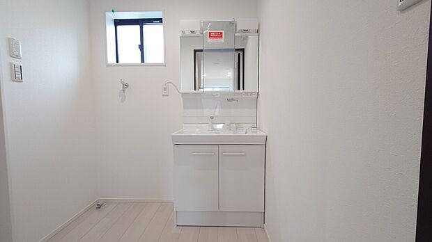 同仕様画像　 ハンドシャワー付き洗面台。広い洗面ボウルでは楽にシャンプーや手洗い洗濯ができます。