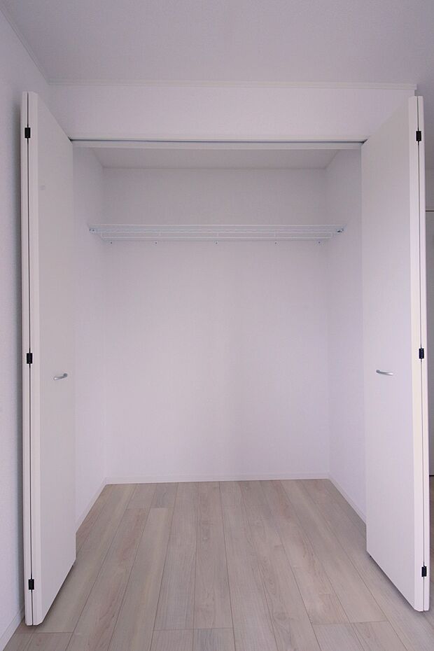 同仕様写真 シンプルデザインの建具。　居室ドアからクローゼット扉までトータルデザインでコーディネートすることにより、室内に落ち着きと安らぎを与えてくれます。