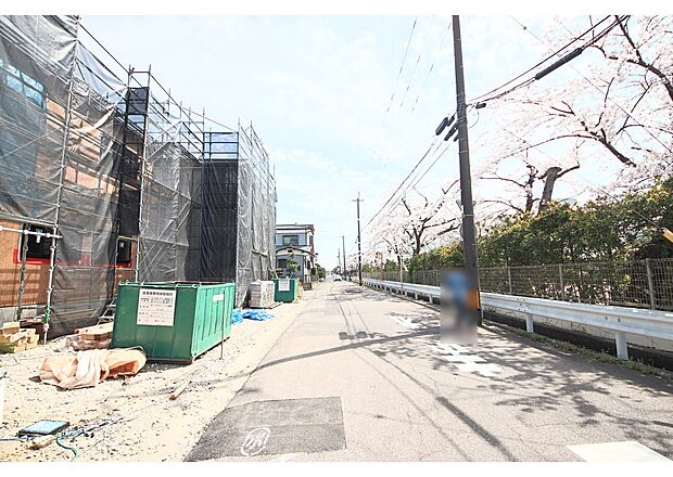 南西側前面道路約6.05ｍです。 春には桜を楽しめます。