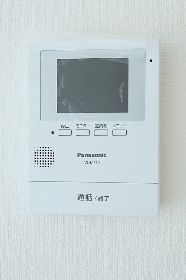 同仕様写真 映像と音声で玄関先の様子をチェックできるモニター機能や、夜間の訪問者の顔も確認できるLEDライトを装備しています。
