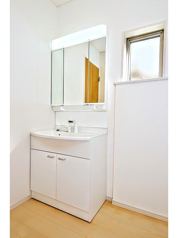 同仕様写真 暗くなりがちな洗面所も窓があると採光と換気が可能なので気持ちよくお使い頂けます。三面鏡タイプの洗面台は鏡裏収納で散らかりがちな洗面所もスッキリ