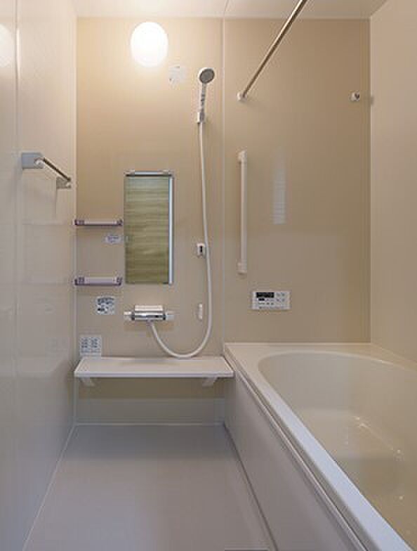 同仕様ご参考写真 熱を逃がさない断熱素材の浴槽、ワンプッシュで切り替えできるシャワーヘッド等、使いやすく快適なバスルーム。お手入れもしやすい仕様になっています。