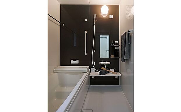 同仕様写真 熱を逃がさない断熱素材の浴槽、ワンプッシュで切り替えできるシャワーヘッド等、使いやすく快適なバスルーム。お手入れもしやすい仕様になっています。