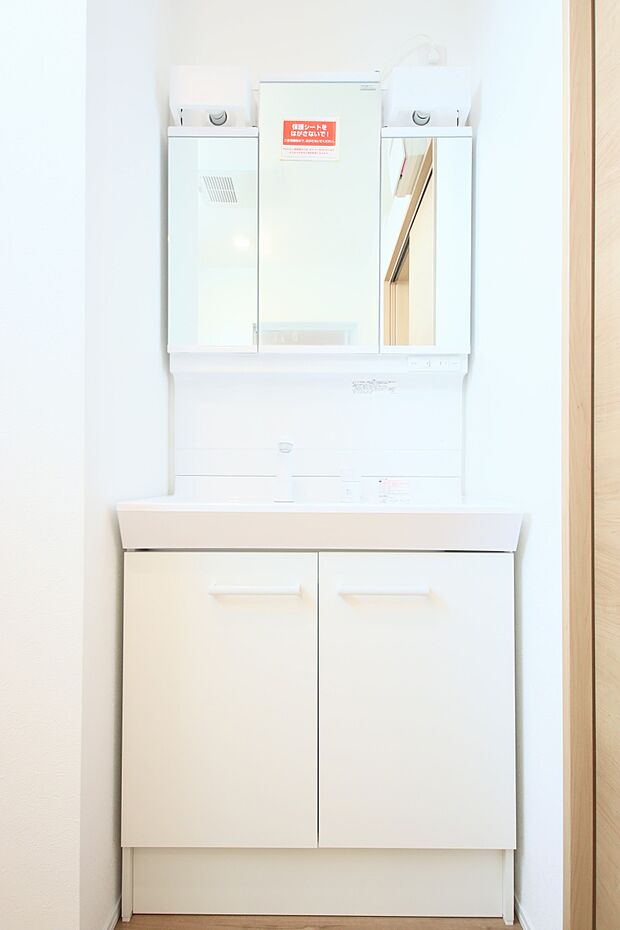 同仕様ご参考写真　 ハンドシャワー付き洗面台。広い洗面ボウルでは楽にシャンプーや手洗い洗濯ができます。