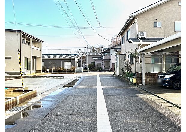 前面道路は約6ｍと駐車がらくらくです。ご内覧の際にご自身のお車の駐車を試してください。